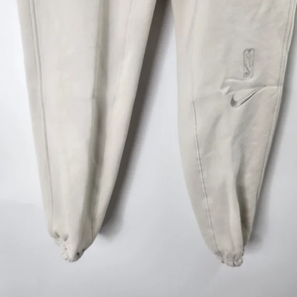 NIKE Standard Issue Classic Style Meets Modern Performance Basketball Joggers - Picture 6 of 8